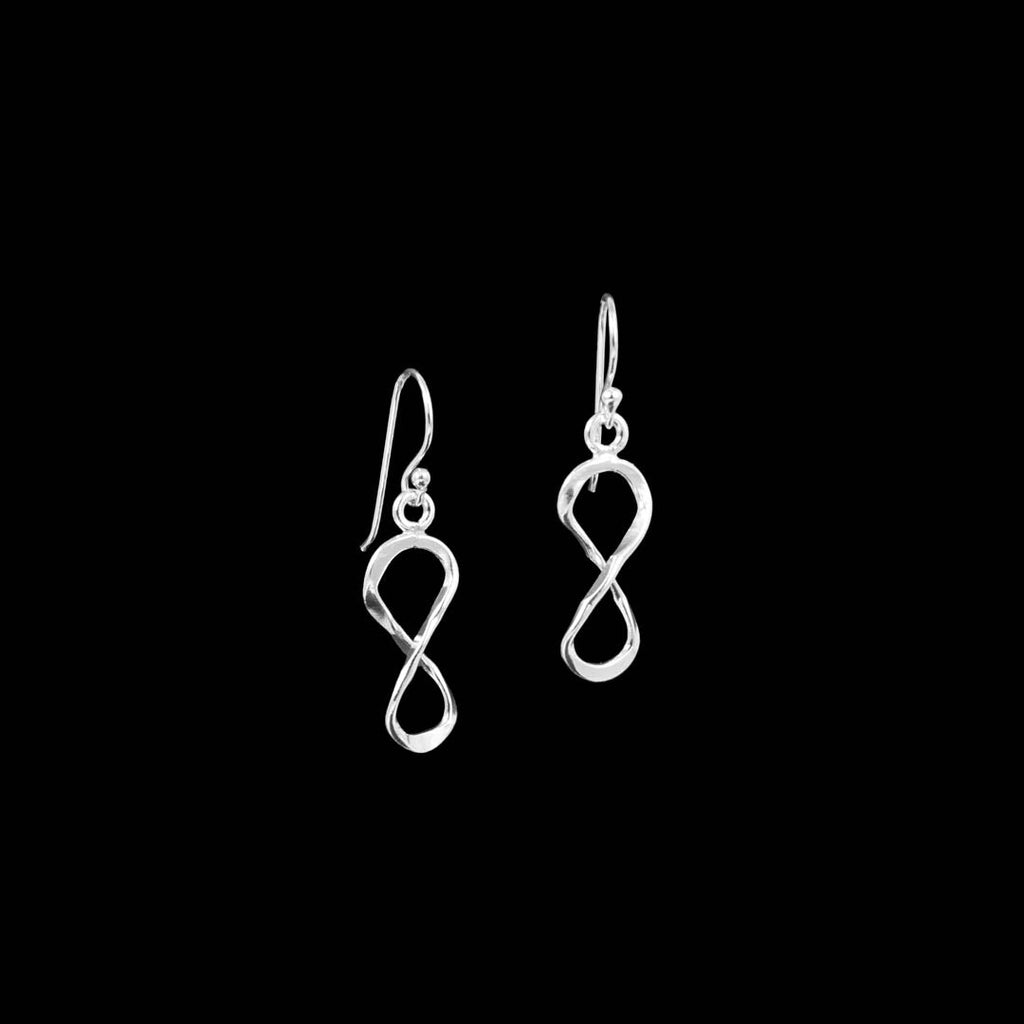 Boucles d'oreilles pendantes en argent massif contemporaines N°17, entièrement faites à la main, représentant le symbole de l'infini. Légères et intemporelles, elles ajoutent une touche contemporaine et lumineuse - Itsara bijoux