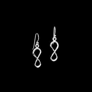 Boucles d'oreilles pendantes en argent massif contemporaines N°17, entièrement faites à la main, représentant le symbole de l'infini. Légères et intemporelles, elles ajoutent une touche contemporaine et lumineuse - Itsara bijoux