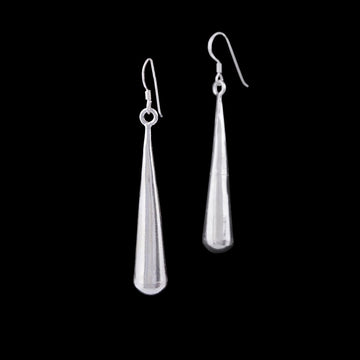 Boucles d'oreilles en argent Contemporaines N°01 pour femmes à la silhouette allongée et épurée de ces boucles d'oreilles en argent massif. Parfaites pour un style chic au quotidien, elles ajoutent une touche moderne à n'importe quelle tenue - Itsara bijoux