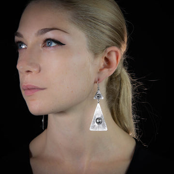 Créoles en argent massif contemporaines N°33, entièrement faites à la main, avec des triangles et un astre symbolique. Parfaites pour une allure moderne et mystique - Itsara bijoux