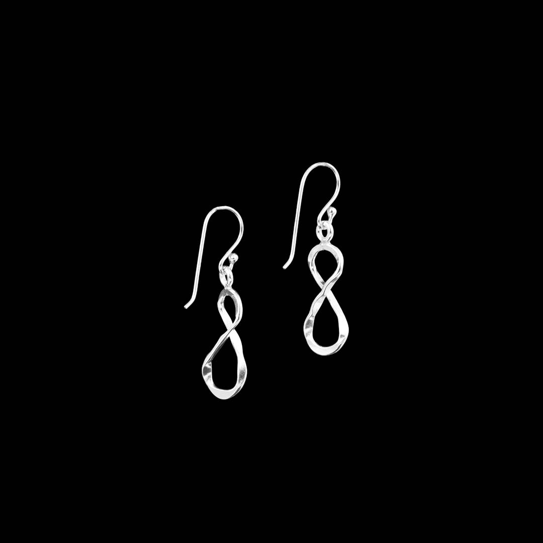 Boucles d'oreilles en argent massif contemporaines N°17, délicates et pendantes, façonnées à la main avec le symbole de l'infini. Lumineuses et légères, elles sont parfaites pour un style moderne - Itsara bijoux