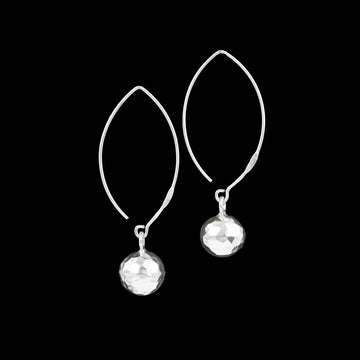 Boucles d'oreilles en argent massif contemporaines N°32 et légères, avec des perles martelées suspendues à des tiges ovales. Un bijou graphique et aérien - Itsara bijoux