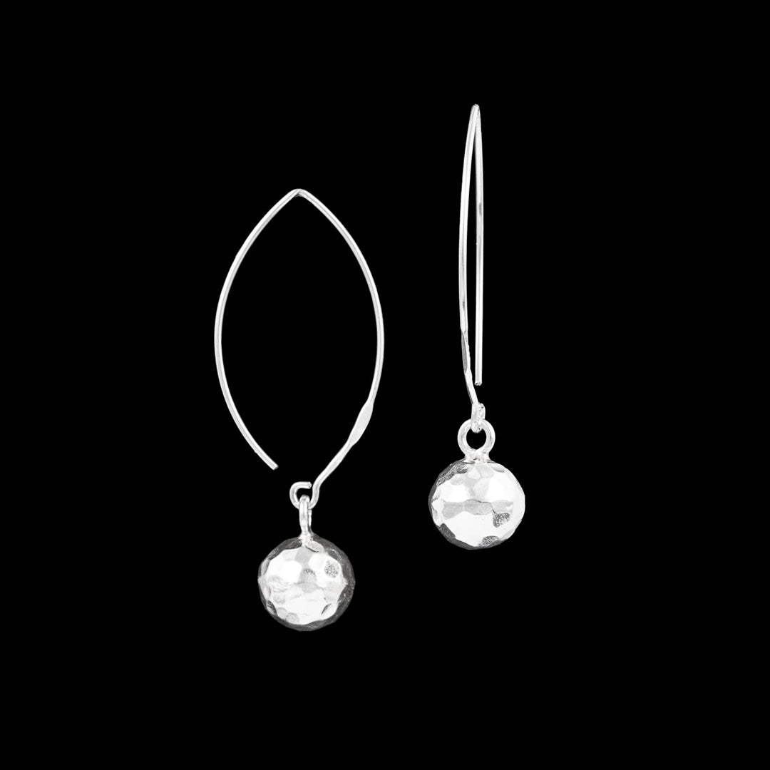 Créoles en argent massif contemporaines N°32, élégantes et modernes, composées de perles martelées sur des tiges ovales légères. Design graphique et aérien - Itsara bijoux