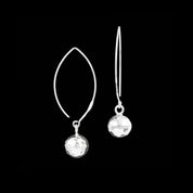 Créoles en argent massif contemporaines N°32, élégantes et modernes, composées de perles martelées sur des tiges ovales légères. Design graphique et aérien - Itsara bijoux