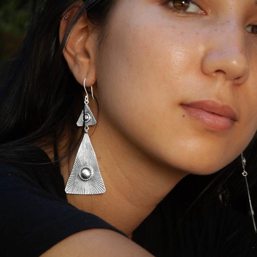 Grandes boucles d'oreilles artisanales en argent massif contemporaines N°33, avec deux triangles et un astre rayonnant. Un bijou unique symbolisant protection et divinité - Itsara bijoux