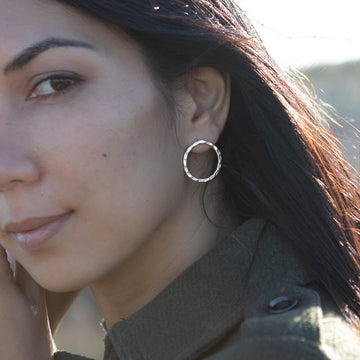 Boucles d'oreilles contemporaines en argent massif N°35, entièrement faites à la main. Cercles martelés et tige soudée, un bijou géométrique qui sublime la mâchoire - Itsara bijoux