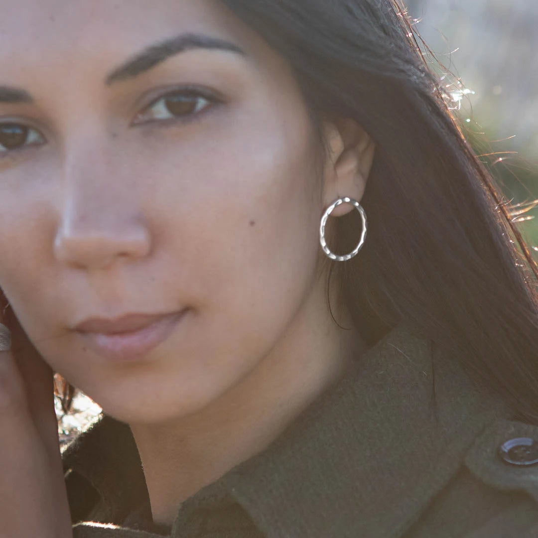 Puces d'oreilles contemporaines en argent massif N°35, avec un design martelé et une tige soudée. Un accessoire élégant qui met en valeur votre visage - Itsara bijoux