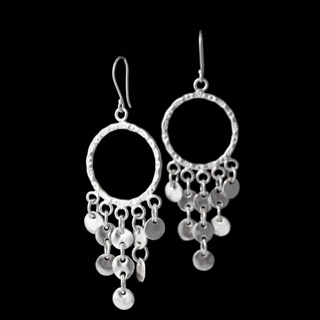 Grandes boucles d'oreilles artisanales en argent massif N°67, dotées d'un anneau martelé. Plusieurs petites pièces d'argent mobiles pendent gracieusement, créant un éclat étincelant à chaque mouvement - Itsara bijoux