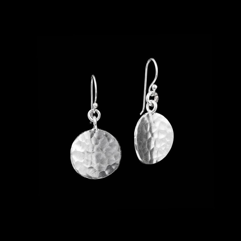 Boucles d'oreilles artisanales en argent massif contemporaines N°31, entièrement faites à la main. Légèrement incurvées et martelées, elles captent la lumière avec éclat - Itsara bijoux