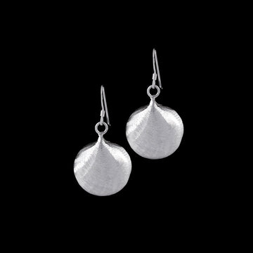 Boucles d'oreilles artisanales en argent massif contemporaines N°05 pour femme, qui captent la lumière avec brillance. Façonnées à la main en forme de coque de coquillage, elles ajoutent une touche contemporaine et élégante à votre look - Itsara bijoux