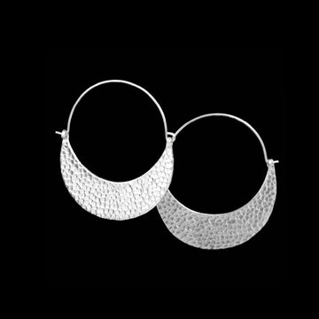 Grandes boucles d'oreilles en argent massif pour femme, artisanales et non patinées. Avec une face martelée et l'autre griffée, elles offrent un style contemporain et original.