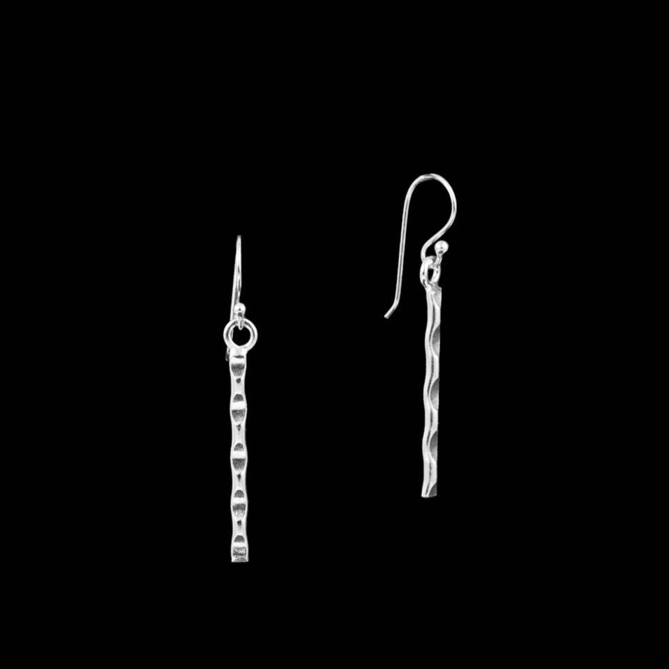 Boucles d'oreilles fines en argent massif contemporaines N°08 pour femme, entièrement faites à la main. Leur baguette délicate est ornée de pressions créant un relief qui capte magnifiquement la lumière - Itsara bijoux