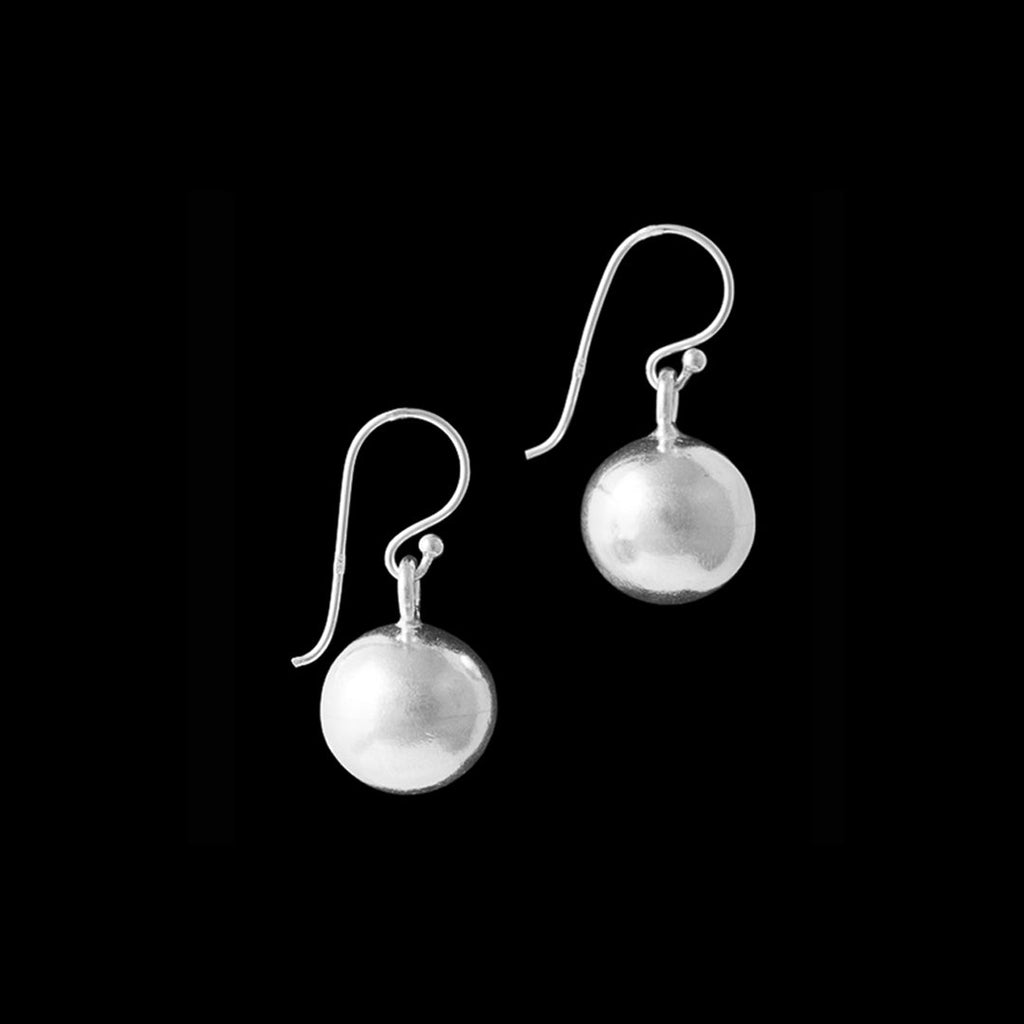 Boucles d'oreilles en argent massif contemporaines N°10 pour femme, réalisées à la main avec de jolies perles, sans moulage. Chaque pièce unique apporte une touche artisanale à votre style - Itsara bijoux