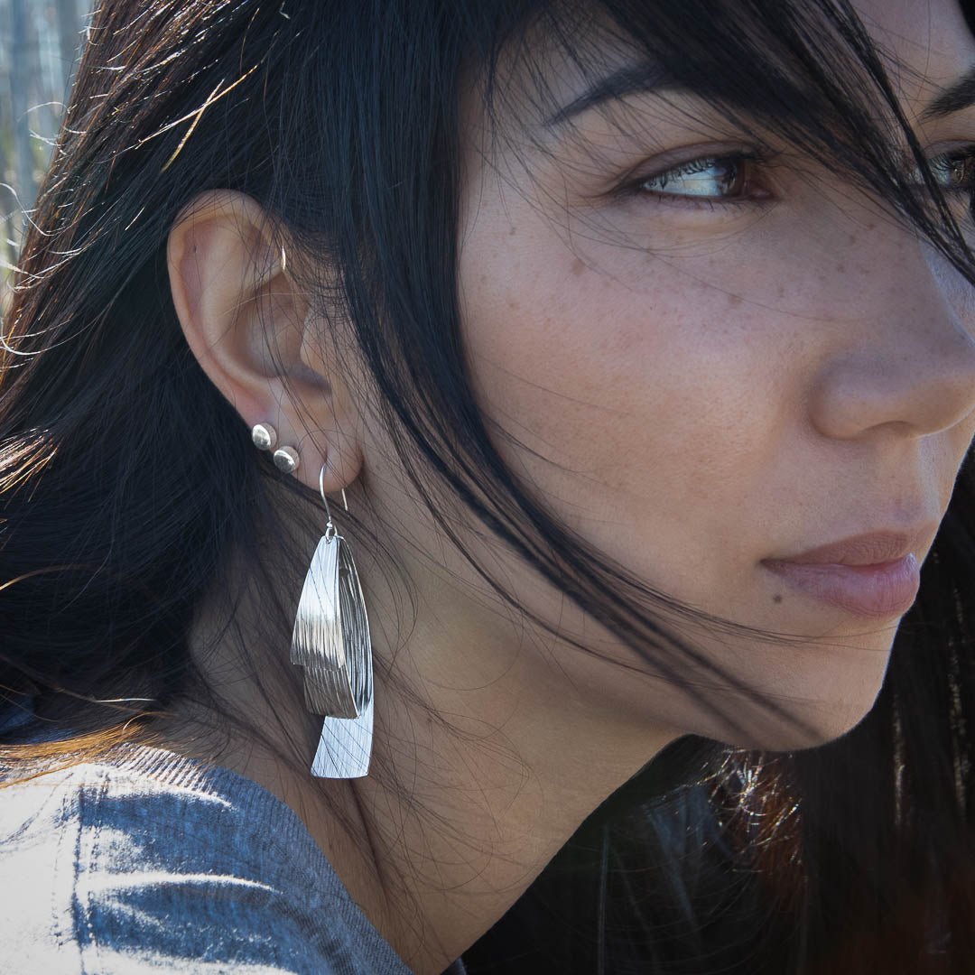 Boucles d'oreilles en argent massif contemporaines N°19 portée par une femme, fabriquée à la main par les artisans karen - Itsara bijoux