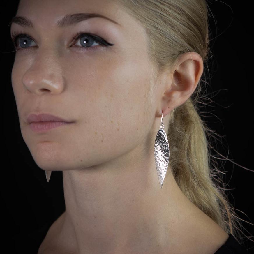 Boucles d'oreilles en argent Contemporaines N°27 - Itsara bijouxboucles d'oreilles artisanale contemporaines en argent massif N°27 portée