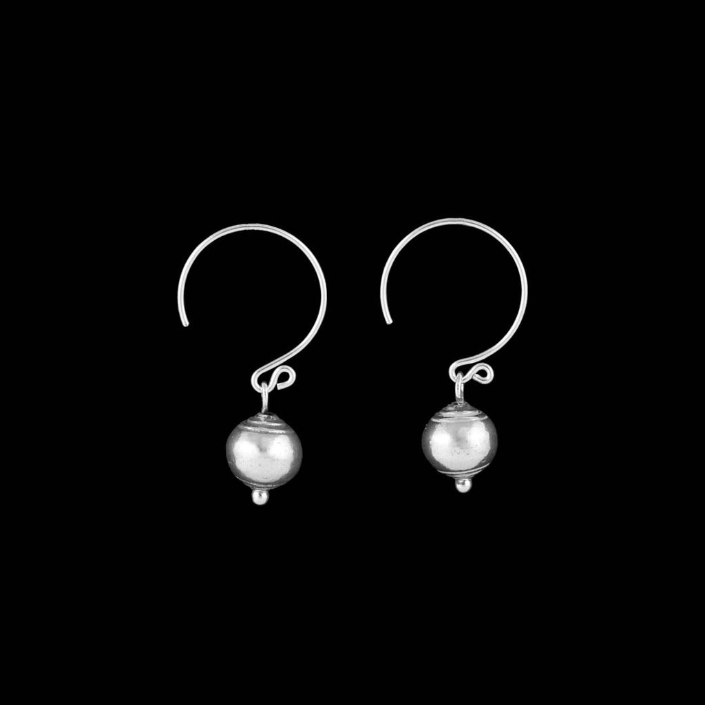 Boucles d'oreilles en argent Contemporaines N°30 - Itsara bijouxboucles d'oreilles en argent massif contemporaines N° 30, perles suspendues