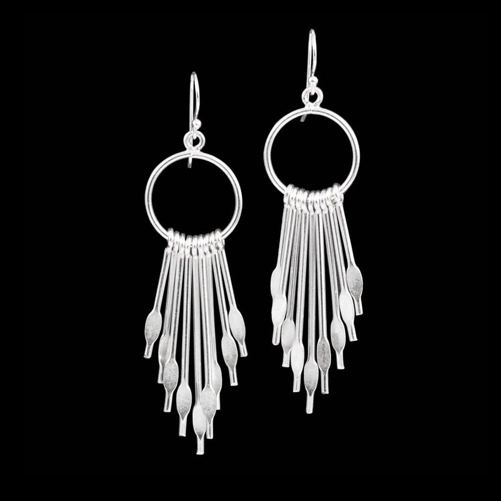 Ces longues boucles d'oreilles artisanales en argent massif contemporaines N°49 étincèlent à chaque mouvement. Les baguettes d'argent, accrochées au cercle, dansent librement pour un effet captivant - Itsara bijoux