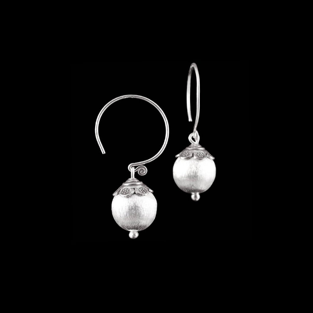 Boucles d'oreilles artisanales en argent massif contemporaines N°24, charmantes et suspendues comme de délicates lanternes. Les perles griffées et patinées ajoutent une touche d'élégance - Itsara bijoux