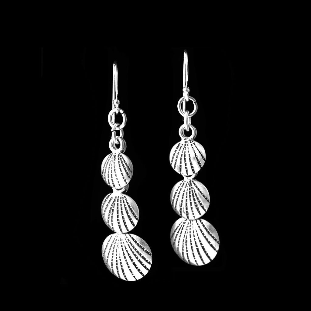 Boucles d'oreilles pendantes artisanales en argent massif N°70, composées de trois pièces légèrement bombées. Inspirées par les coquillages, elles apportent une touche d'élégance à votre style - Itsara bijoux