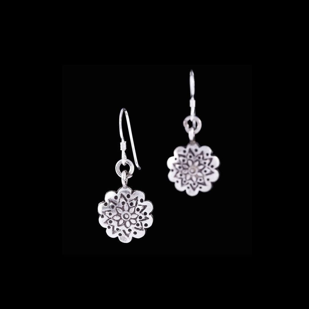 Jolies petites boucles d'oreilles artisanales en argent massif ethniques N°04, pendantes et délicatement travaillées en forme de fleur. La patine révèle les motifs floraux, ajoutant une touche d'élégance à votre look - Itsara bijoux