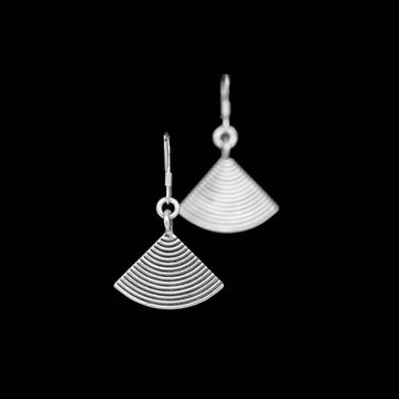 Boucles d'oreilles artisanales en argent massif, entièrement travaillées à la main sans moulage. Une spirale en fil d'argent pur, découpée avec soin, révèle un délicat relief accentué par la patine.