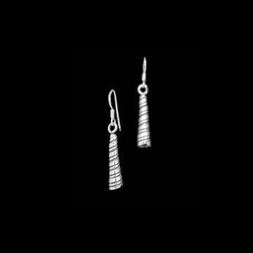 Boucles d'oreilles artisanales en argent massif ethniques N°06, avec un pendant enroulé sur lui-même. Cette pièce, creusée et patinée à la main, évoque un coquillage ou une impression végétale, apportant originalité à votre look - Itsara bijoux