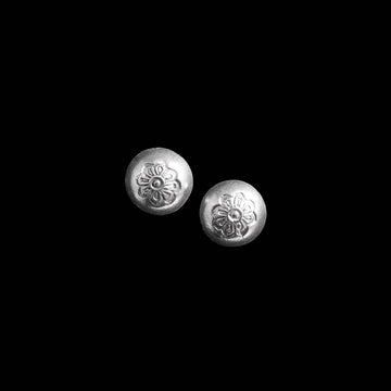 Puces d'oreilles en argent massif ethniques N°08, en demies sphères creuses réalisées à la main. Poinçonnées d'un motif floral et légèrement patinées, ces boucles sont discrètes et intemporelles, s'adaptant à toutes vos tenues - Itsara bijoux