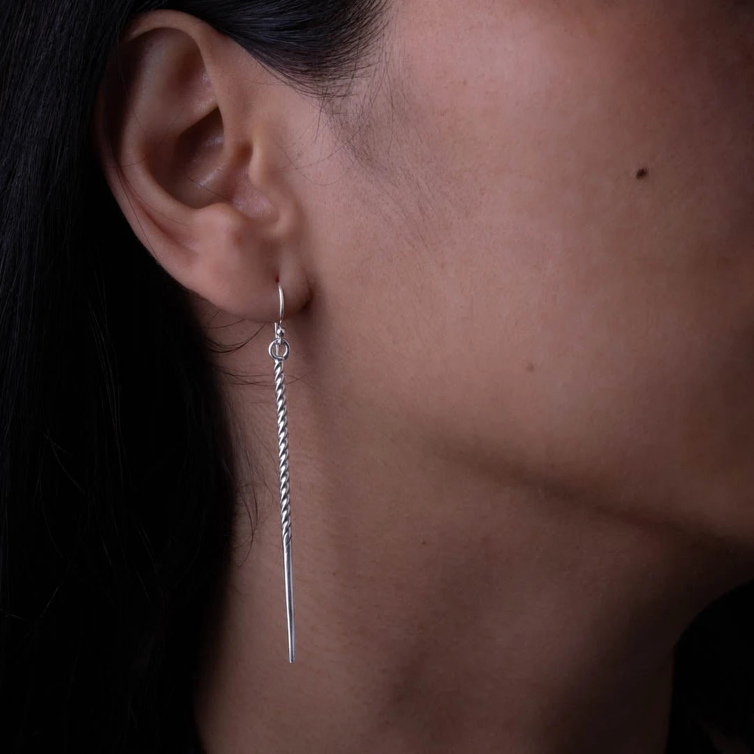 Boucles d'oreilles artisanales en argent massif ethniques N°19, longues, fines et torsadées. Leur silhouette pendante et élégante fait de ces bijoux un incontournable pour un style raffiné - Itsara bijoux