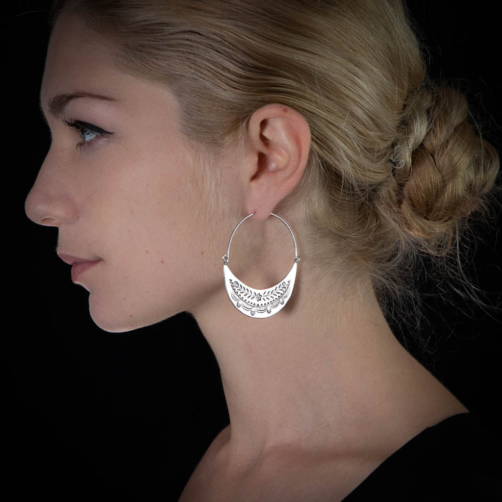 Boucles d'oreilles en argent Ethniques N°10 fabriquées à la main avec de l'argent massif, portée par une femme - Itsara bijoux