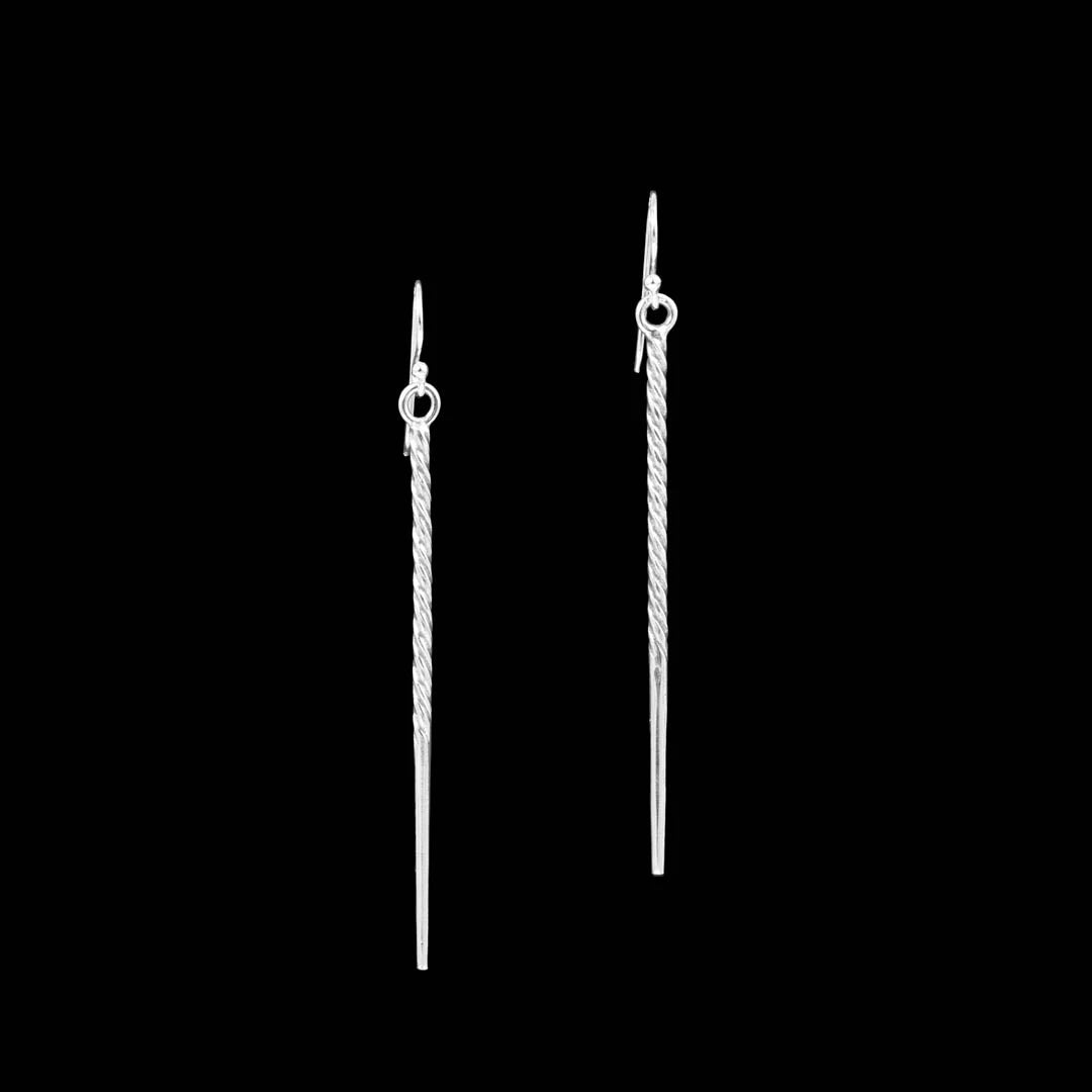 Jolies boucles d'oreilles longues et fines en argent massif ethniques N°19, artisanales et torsadées. Leur silhouette pendante et féminine apporte une élégance subtile à votre allure, parfaites pour toutes les occasions - Itsara bijoux