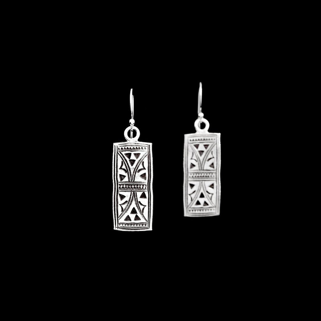 Boucles d'oreilles en argent Ethniques N°28 rectangulaire avec des motifs tribaux poinçonnés à main levée et patiné pour femmeLes motifs tribaux poinçonnés à main levée et patiné - Itsara Bijoux