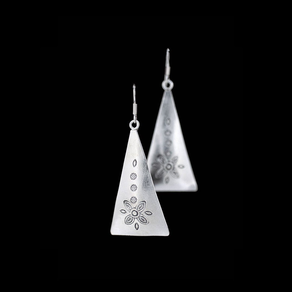 Boucles d'oreilles en argent Ethniques N°49 de forme triangulaire avec des petits motifs ethniques pour femme - Itsara Bijoux