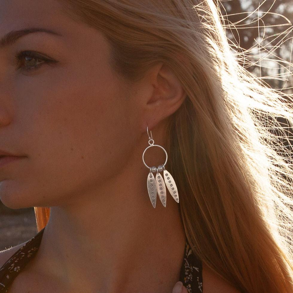 Boucles d'oreilles en argent Ethniques N°63 avec pendants en argent massif, portées par une femme - Itsara Bijoux