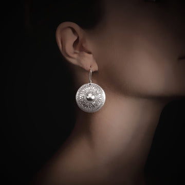 Boucles d'oreilles en argent Ethniques N°67 - Itsara bijouxboucles d'oreilles artisanales ethniques en argent massif N°67 portées