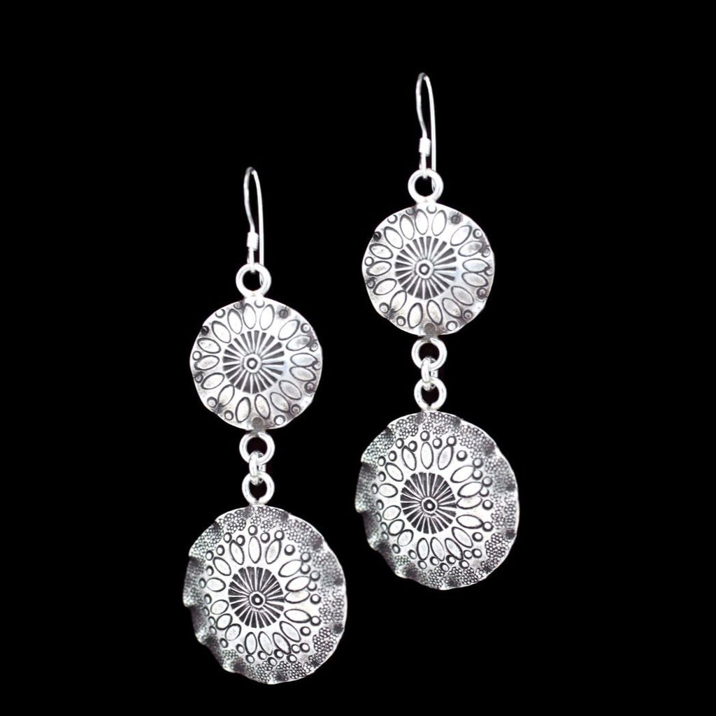 Boucles d'oreilles en argent Ethniques N°70 avec deux pendant ronds avec des motifs poinçonnés à la main par les artisans karen pour femme - Itsara Bijoux