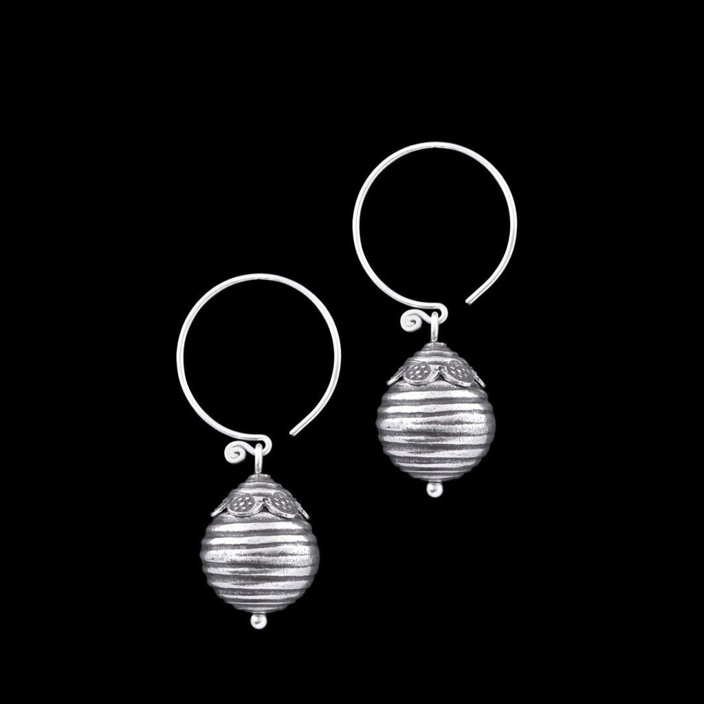 Boucles d'oreilles en argent Ethniques N°86 avec une perle en argent massif travaillée à la main, pour femme - Itsara Bijoux