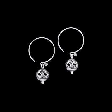 Boucles d'oreilles en argent Ethniques N°87 avec une perle creuse suspendue en argent massif réalisée entièrement à la main par les artisans de la tribu karen, pour femme - Itsara Bijoux