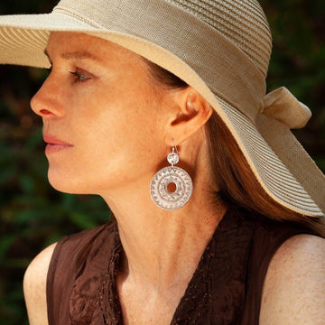 Boucles d'oreilles en argent Ethniques N°89 avec des motifs ethniques en argent massif, portées par une femme - Itsara Bijoux