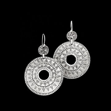 Boucles d'oreilles en argent Ethniques N°89 en forme de disque en argent massif, avec des motifs solaire poinçonnés à la main par des artisans, pour femme - Itsara Bijoux