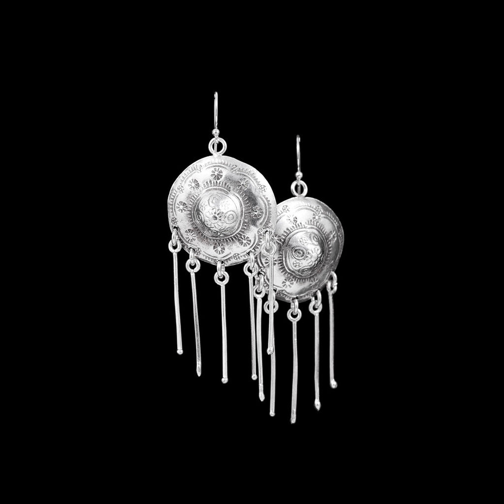 Boucles d'oreilles en argent Ethniques N°92 réalisées entièrement à la main selon des techniques ancestrales, ces boucles représentent un disque avec des motifs solaire en argent massif, pour femme - Itsara Bijoux