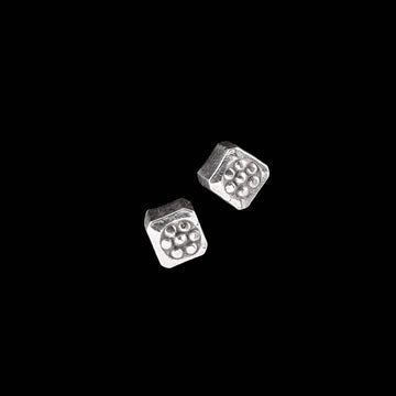 Puces d'oreilles artisanales en argent massif ethniques N°03, en forme de cube et faites à la main. Le poinçon délicatement patiné en fleur apporte une touche discrète et originale à votre style - Itsara bijoux