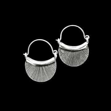 Boucles d'oreilles artisanales en argent massif ethniques N°07, striées dans un mouvement de rayons. La patine met en valeur leur belle texture, offrant de jolies créoles originales pour compléter votre look - Itsara bijoux