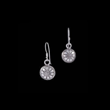 Jolies boucles d'oreilles en argent massif ethniques N°14, bombées et poinçonnées de motifs floraux. La patine révèle le minutieux travail de l'artisan.e, offrant un bijou unique et raffiné - Itsara bijoux