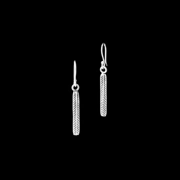 Les boucles d'oreilles en argent pour femme Itsara Bijoux sont des créations artisanales délicates qui représentent une feuille. Fines et discrètes, elles arborent des nervures en relief, patinées à la main pour un éclat subtil.