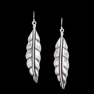 Les longues boucles d'oreilles en argent pour femme Itsara Bijoux sont de véritables œuvres d'art, entièrement réalisées à la main sans moulage. Leurs grandes feuilles en relief, patinées avec soin, rendent hommage à la beauté de la nature.
