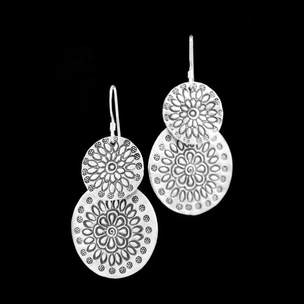 Boucles d'oreilles en argent Fleurs N°48 composées de deux pièces d'argent avec des motifs naturels poinçonnées à la main par les artisans karen, pour femme - Itsara Bijoux