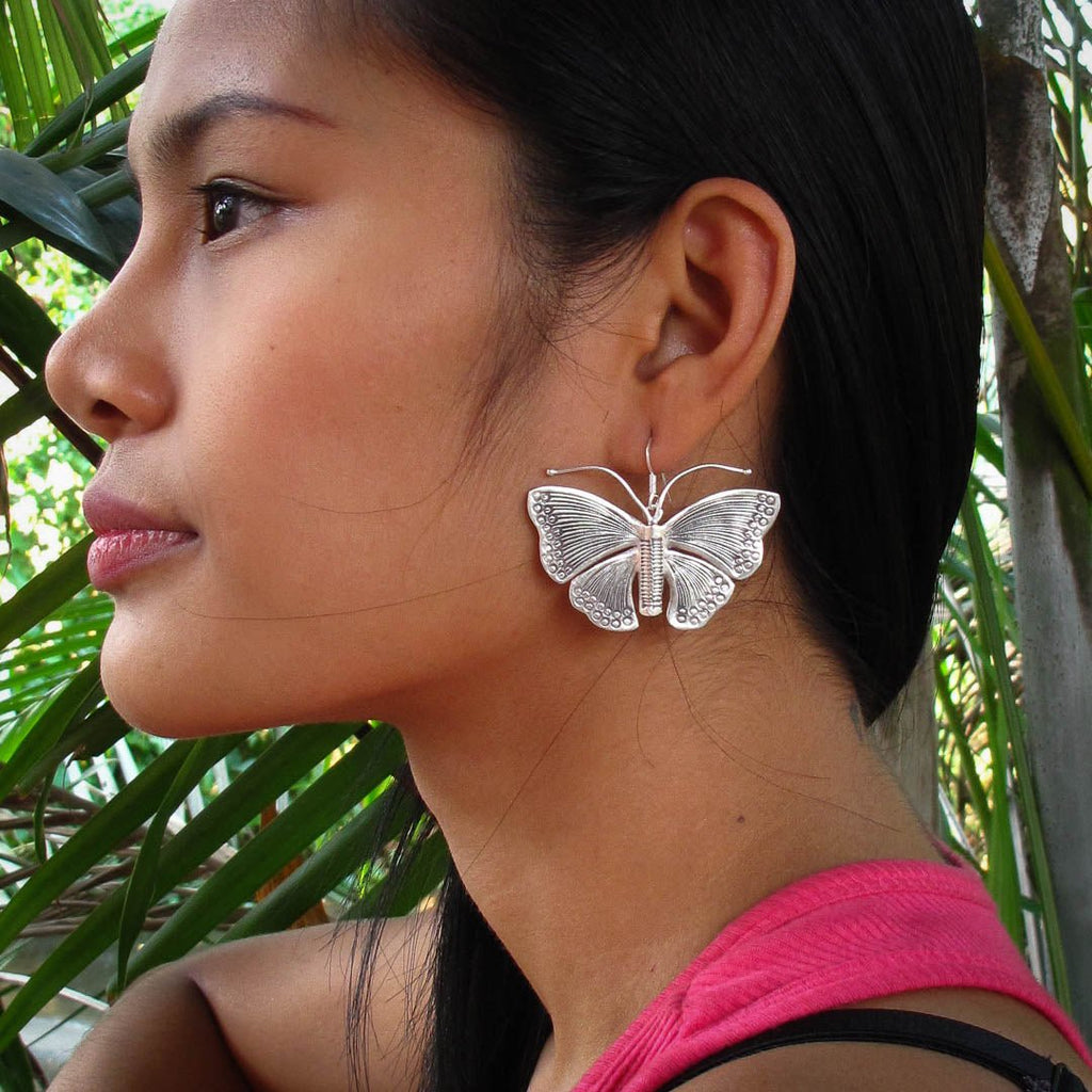 Boucles d'oreilles en argent Papillons N°24 - Itsara bijouxboucles d'oreilles artisanales natures en argent massif N°24 portées