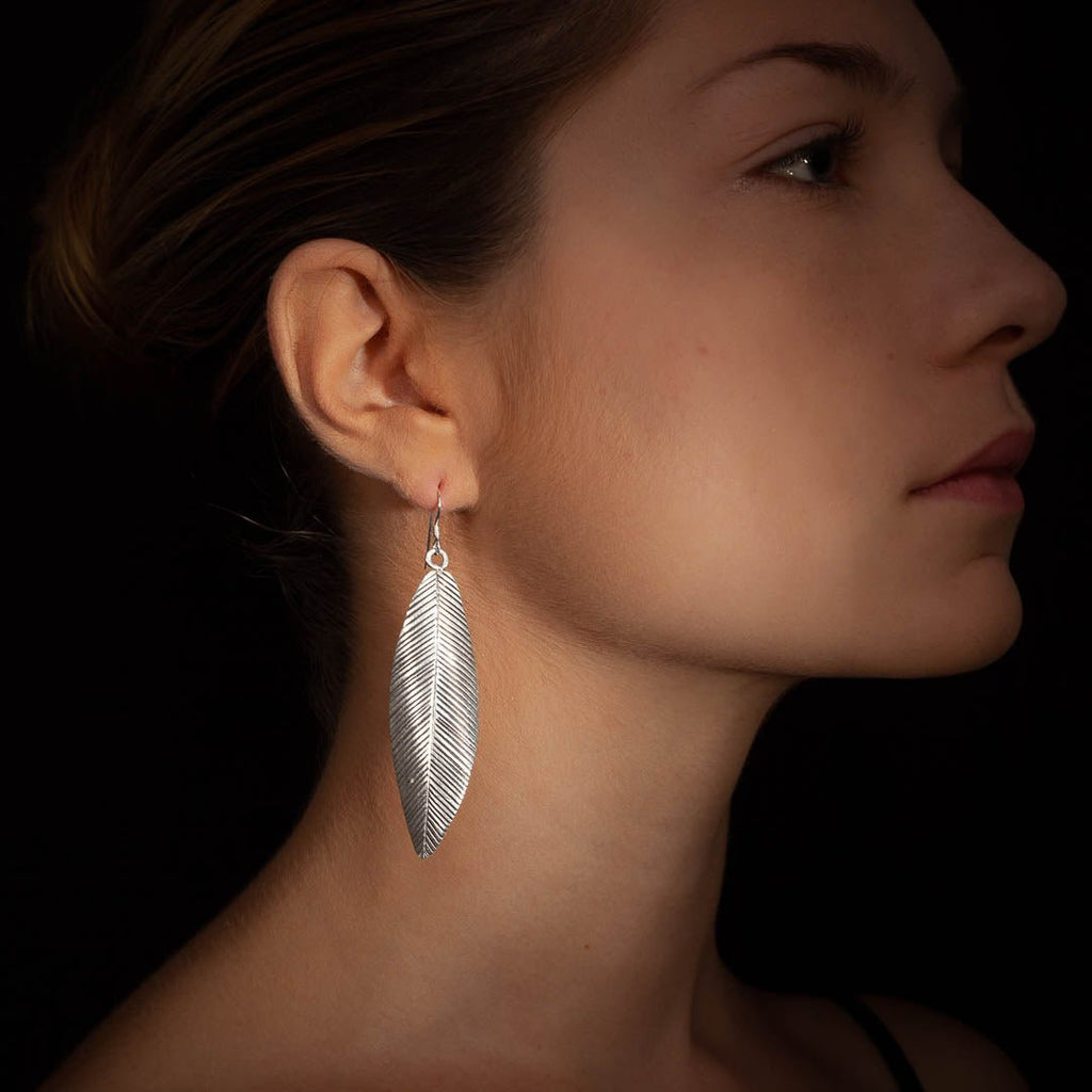 Boucles d'oreilles en argent Plumes N°41 - Itsara bijouxboucles d'oreilles artisanales natures en argent massif N°41 portées