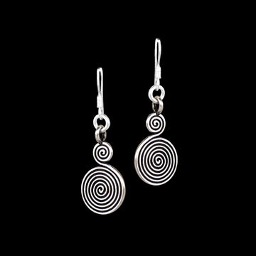 Les puces d'oreilles N°7 en argent pour femme Itsara Bijoux sont entièrement faites à la main. Leur forme bombée et leur patine révèlent de délicats sillons en spirale, ajoutant une touche d'éclat à votre look.
