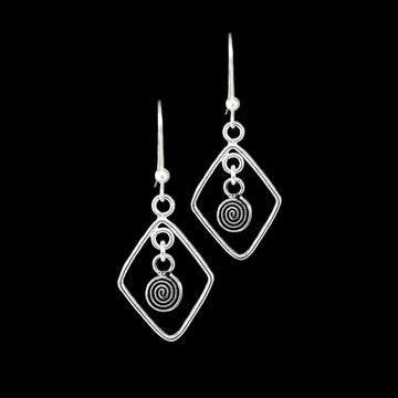 Les boucles d'oreilles en argent pour femme Itsara Bijoux sont des créations artisanales qui allient élégance et symbolisme. Leur design en losange avec une spirale mobile évoque la liberté et la féminité.